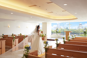 室内のチャペル装花は春夏秋冬それぞれの花で彩られ、どの季節の花にも「純潔」や「清らかさ」、「幸福」などの願いが込められている。挙式中はふたりのリクエスト曲を