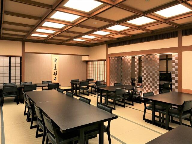 正餐最大56名様（椅子・テーブル席）：数寄屋造りの情緒ある和レストランです（貸切・要相談）
