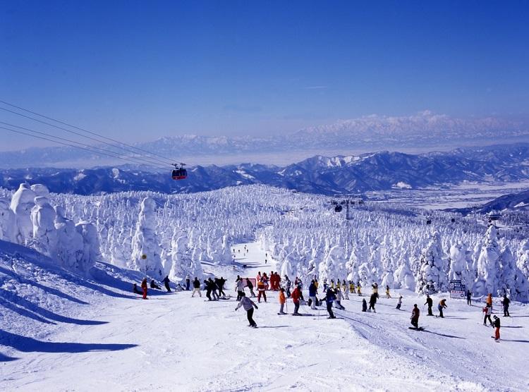 画像：スキー場は例年5月上旬頃まで滑れます