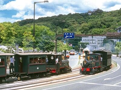 画像：坊ちゃん列車と松山城