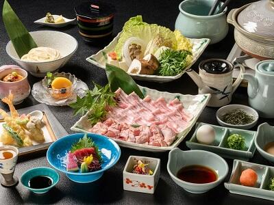 画像：舟盛りとクエの旬菜会席